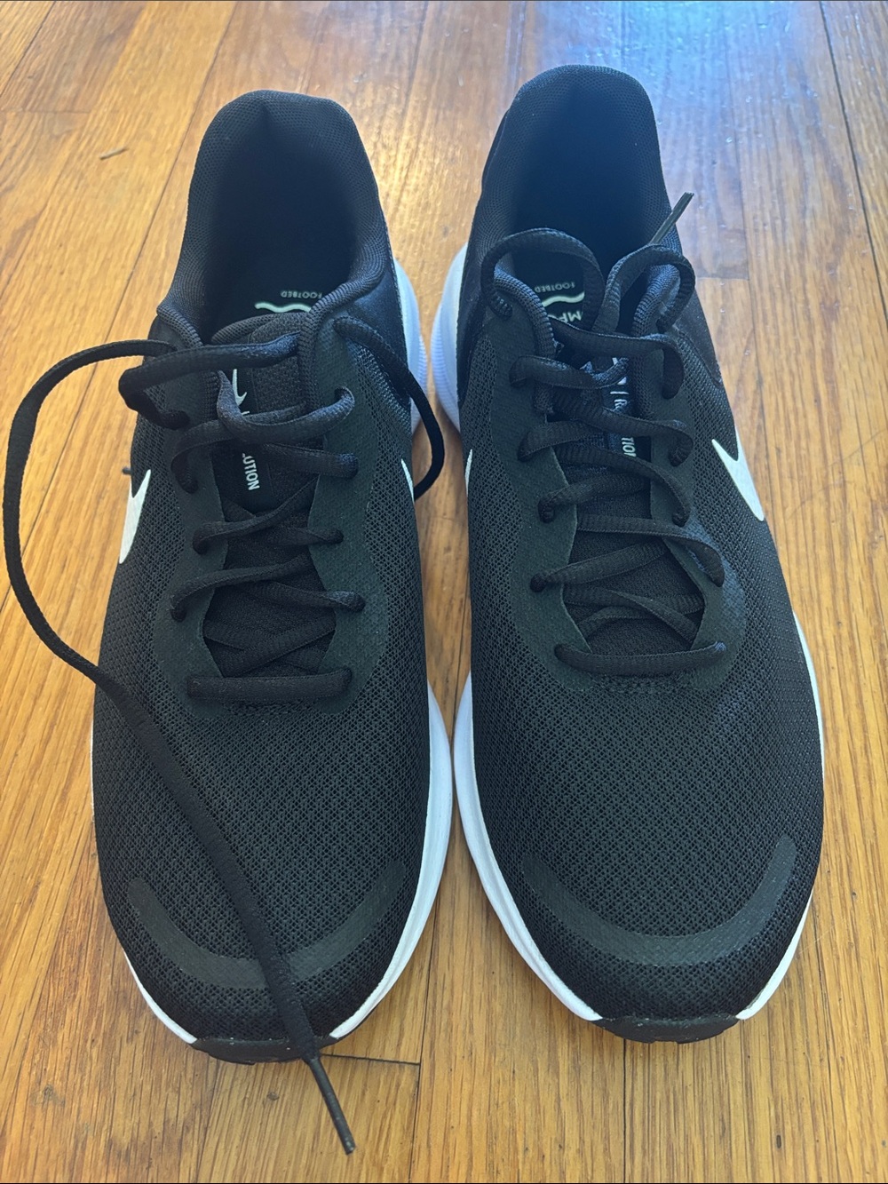 Nike Revolution - Picture 2 of 5